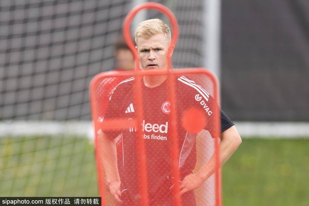 德甲球队法兰克福备战新赛季
        
    德甲球队法兰克福备战新赛季