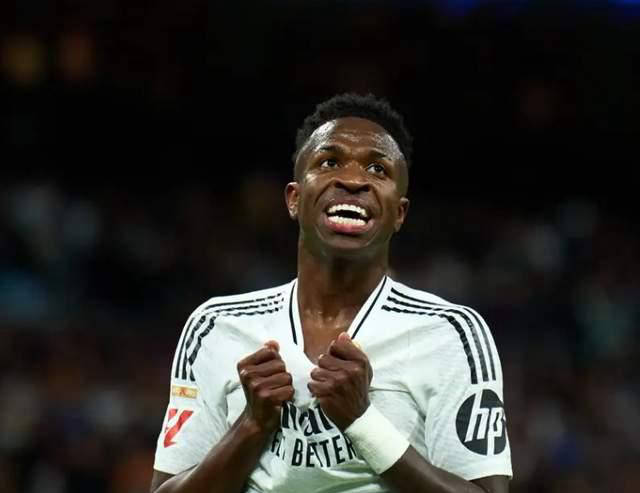 西甲内讧!皇马15亿巨星遭到挑拨:维尼修斯的心理防线受挑战