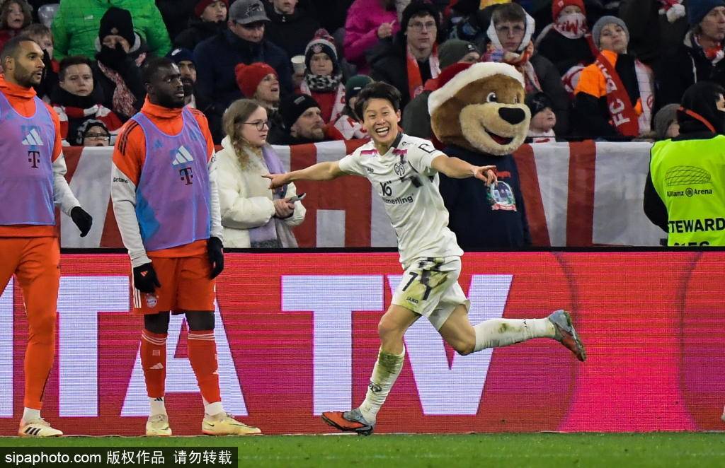 拜仁慕尼黑大胜沃尔夫斯堡:德甲重启,乌龙球纪录之夜